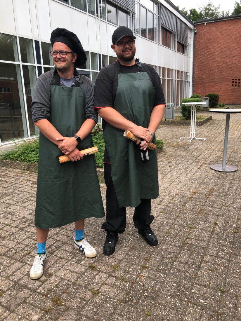 Björn und Jonko aus dem wup-Team machen sich bereit, um beim Gautschen zu helfen
