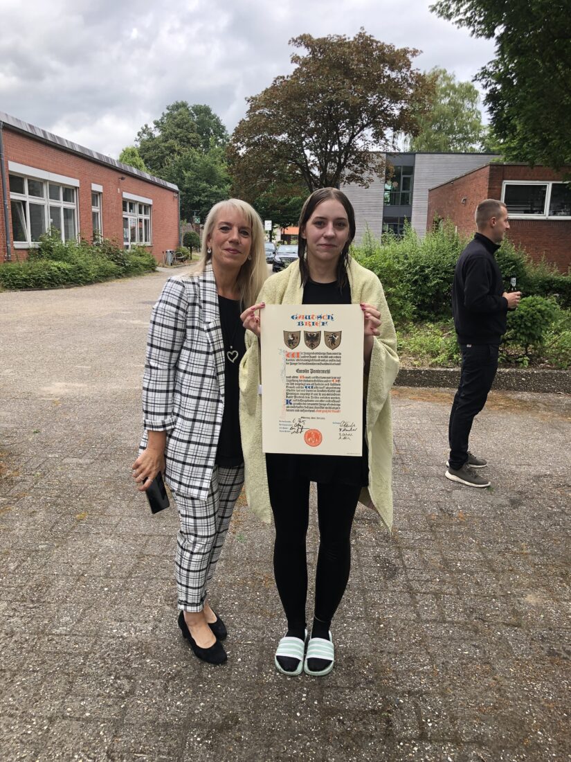 Caro mit Mutter und Gautschbrief