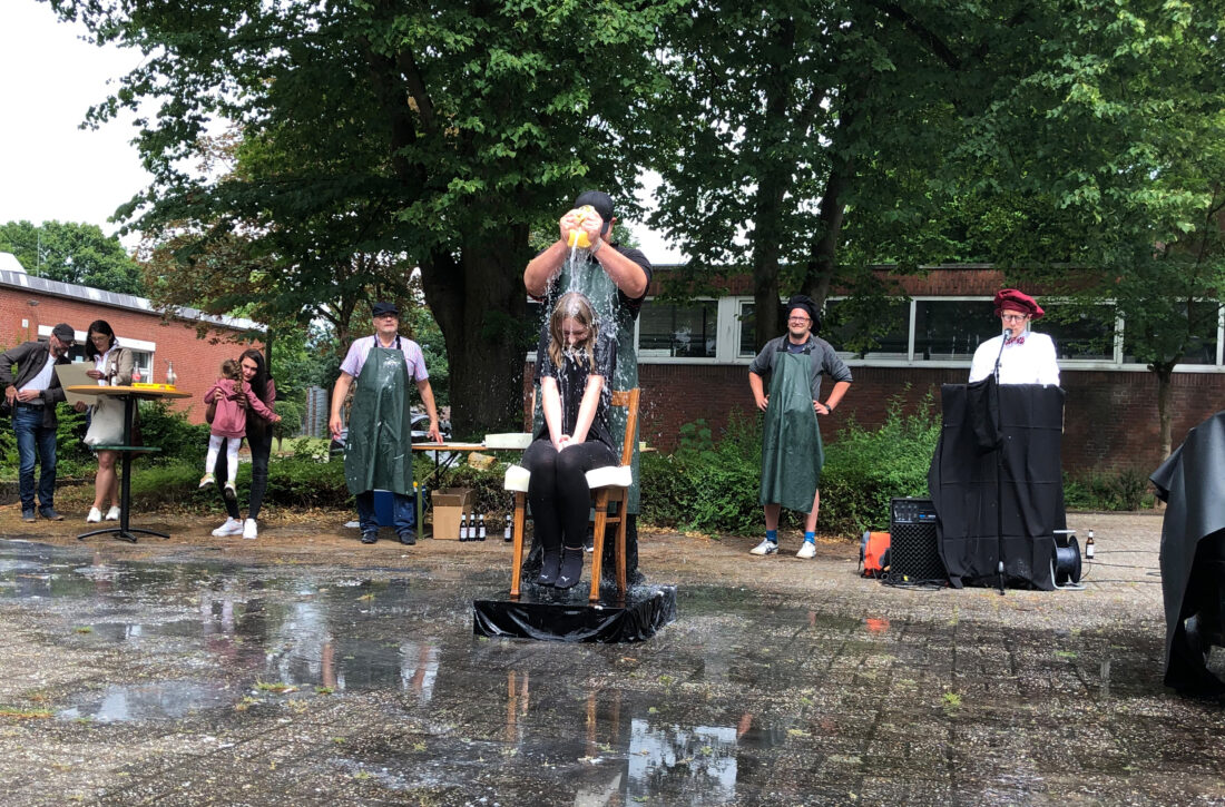Unsere Auszubildende Caro beim traditionellen Gautschen