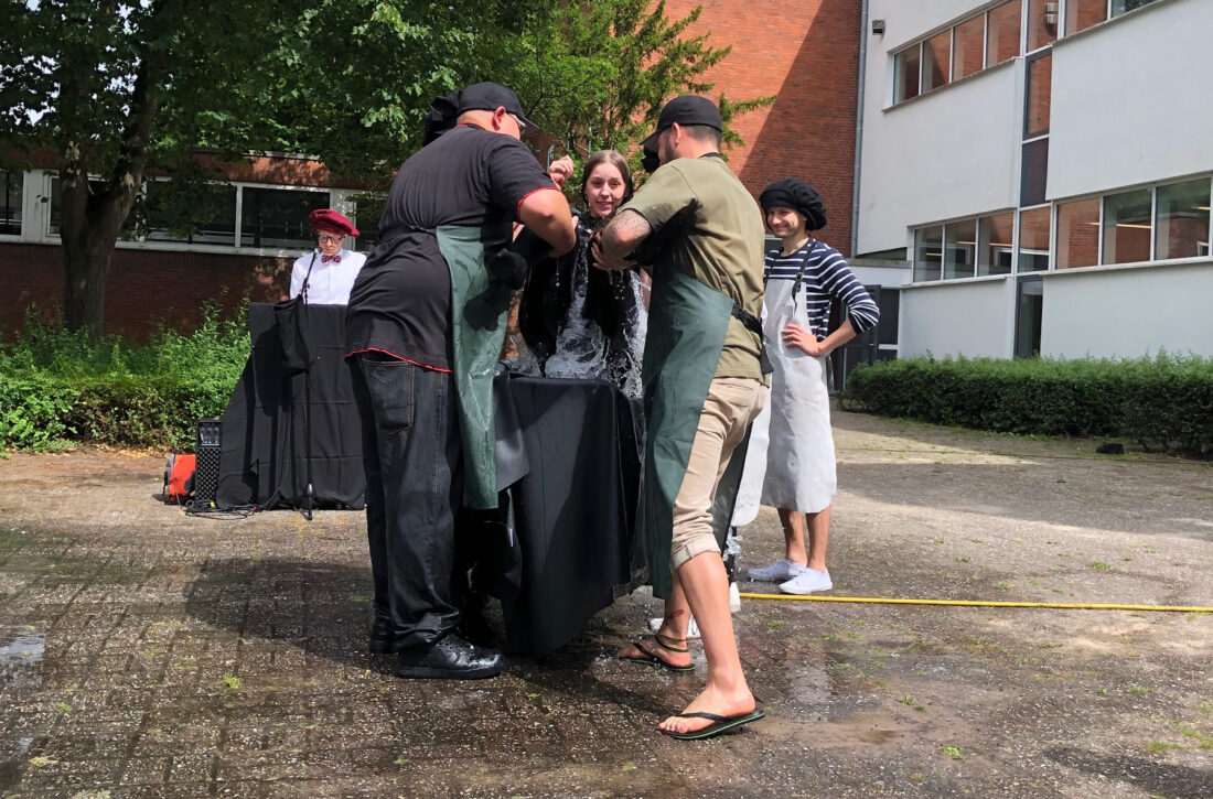 Unsere Auszubildende Caro beim traditionellen Gautschen