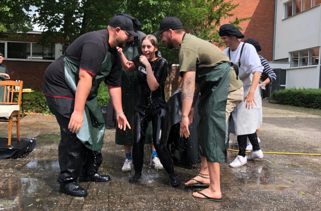 Unsere Auszubildende Caro beim traditionellen Gautschen